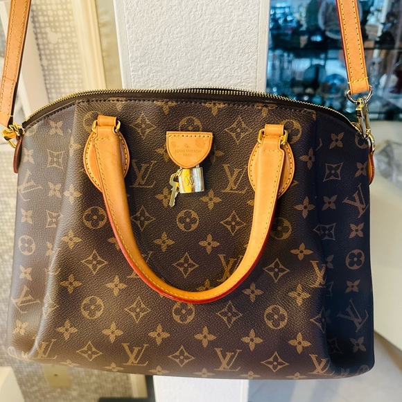 Louis Vuitton - Picture 3 of 6